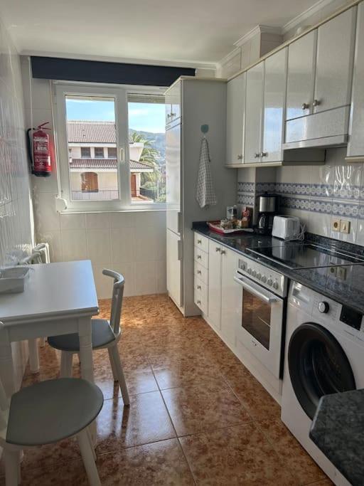 Playa De Berria -Apartamento Con Piscina Y Vistas Al Mar Santoña 외부 사진